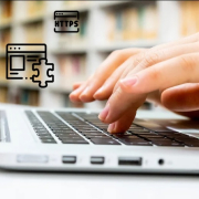 Mani che digitano su un lap top