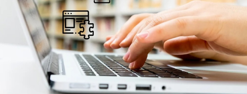 Mani che digitano su un lap top